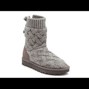 UGG Isla Bootie - Light Grey